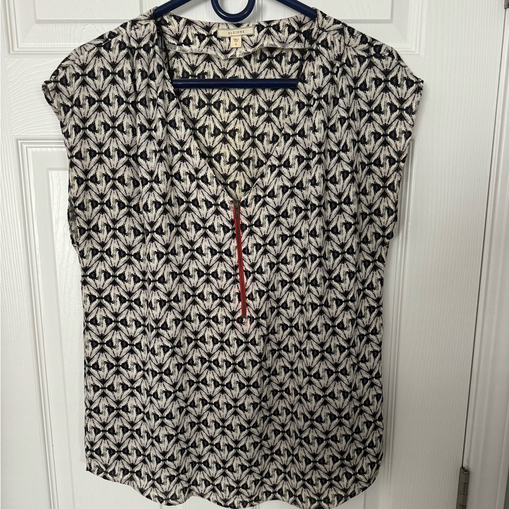 Pleione Geometric Zipper Cap Sleeve Blouse in Size Small